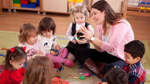 Enfants qui présentent des besoins particuliers: adaptations à mettre en classe