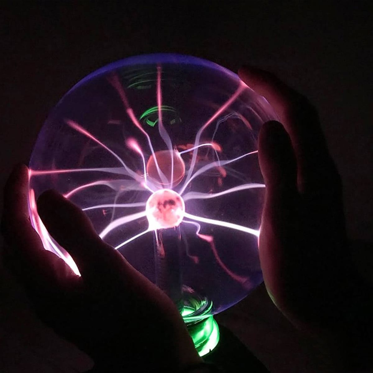 Boule de plasma haute tension / boule de plasma - Éclairs magiques dans une  boule de verre