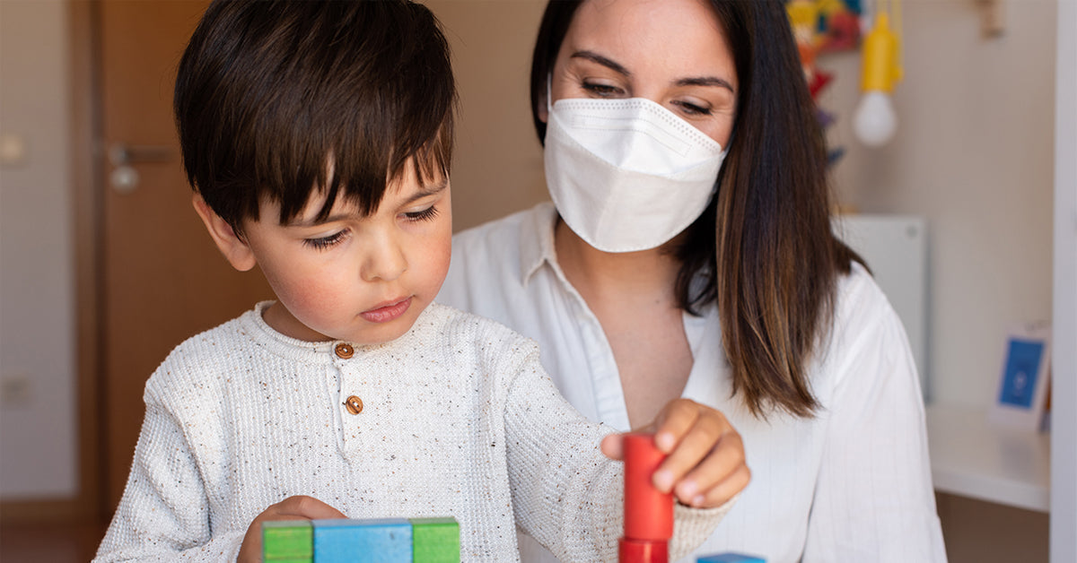 Stimuler le langage avec un masque – Comment s’adapter!