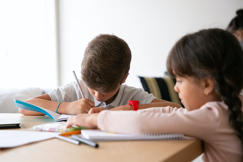 Comment aider mon enfant TDA/H à se concentrer pour les devoirs et leçons?